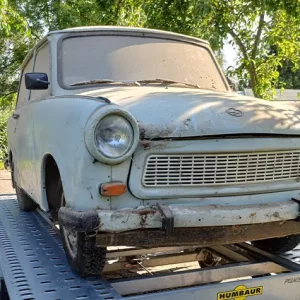 Trabant Hugo auf dem Trailer.
